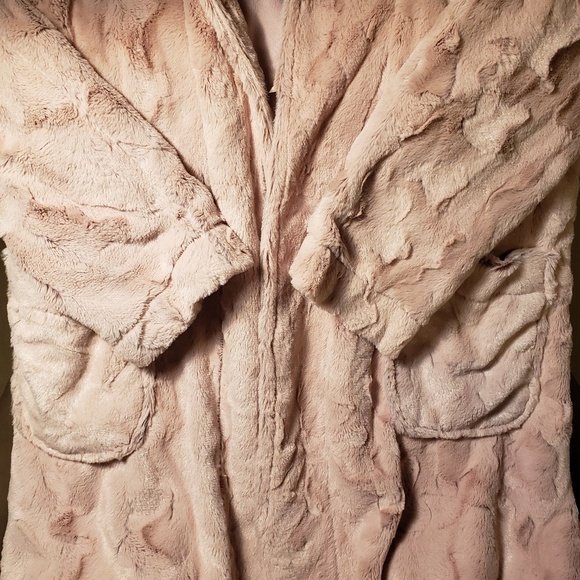 Robe - Picture 4 of 5